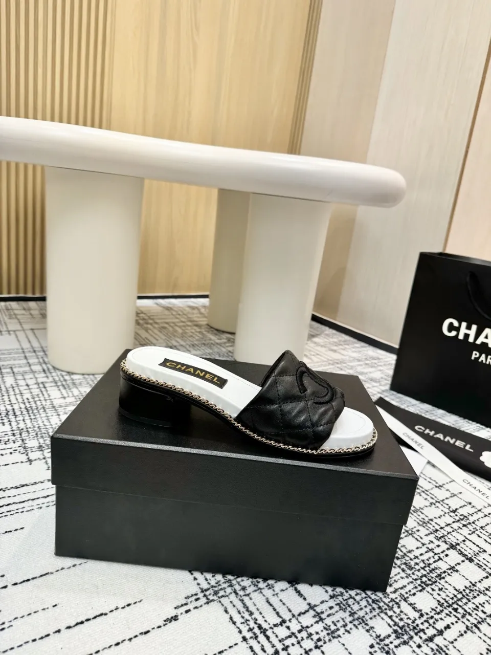 👟👟Ex-factory price 480👟👟 Top version Chanel Chanel - 2025 spring model, counter top double C sandals, this classic design; the extraordinary double C incorporates a variety of color elements... The diversified mix and match is very beautiful and versatile, very light on the foot, comfortable, super delicate and elegant, and can be used outdoors... ꫛꫀꪝ Go➫ Material: ❶Upper made of: Original imported sheepskin ❷Inner lining: Original sheepskin lining ❸Outsole based on: Original Italian genuine leather outsole Counter boutique packaging complete set for women 35–40 (customized for 41) 3 colors available (black, white, pink)